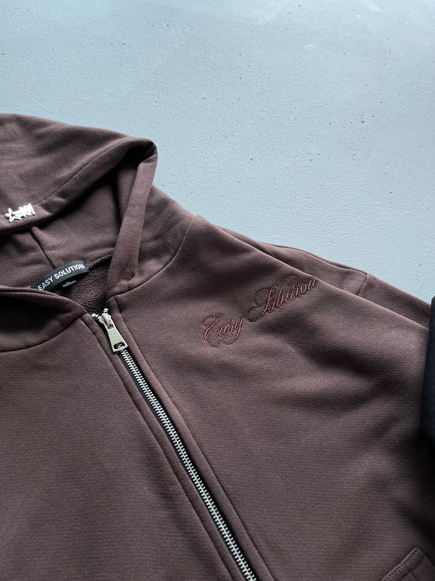 BASIC BROWN ZIPPED HOODIE