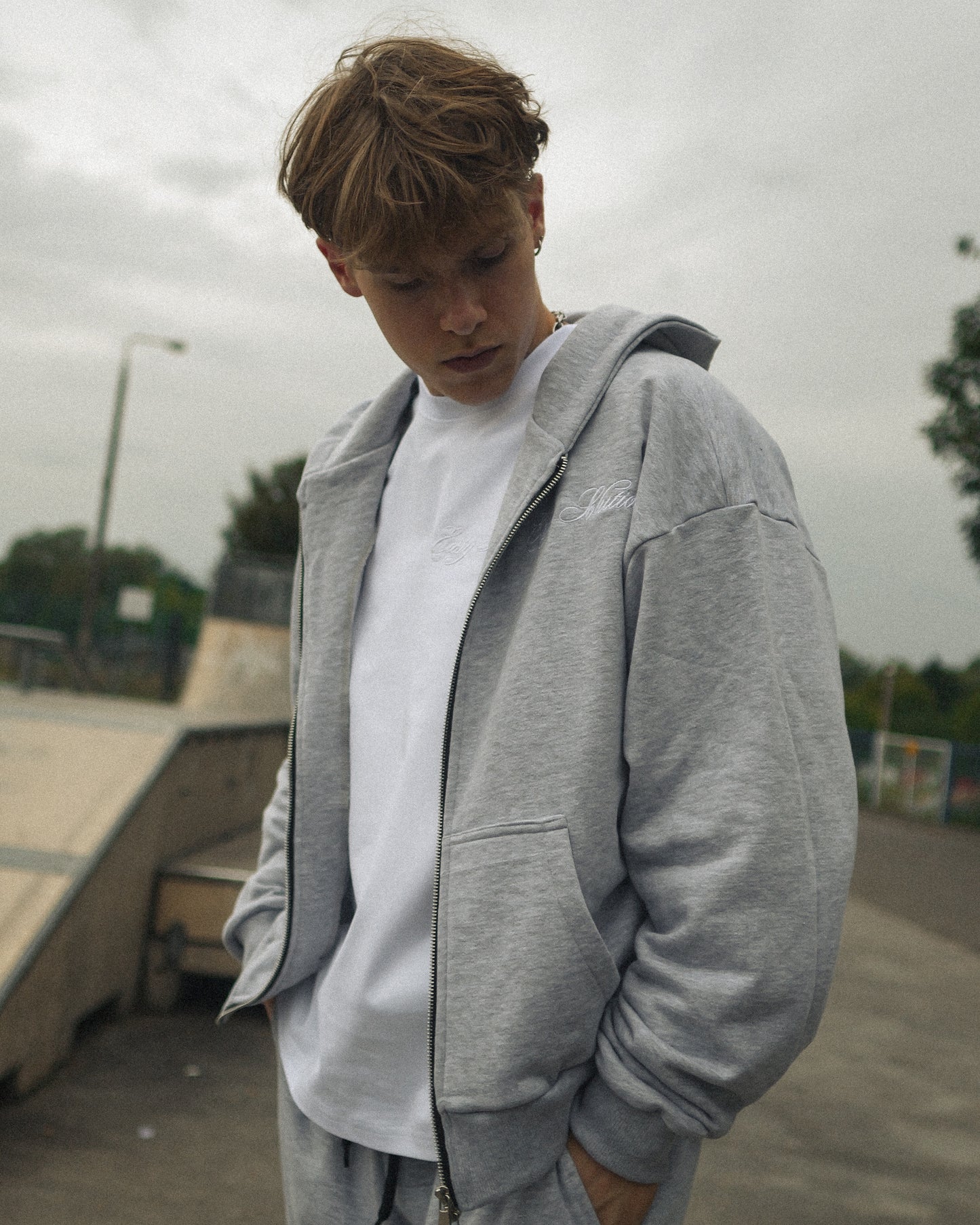 BASIC GREY ZIPPED HOODIE