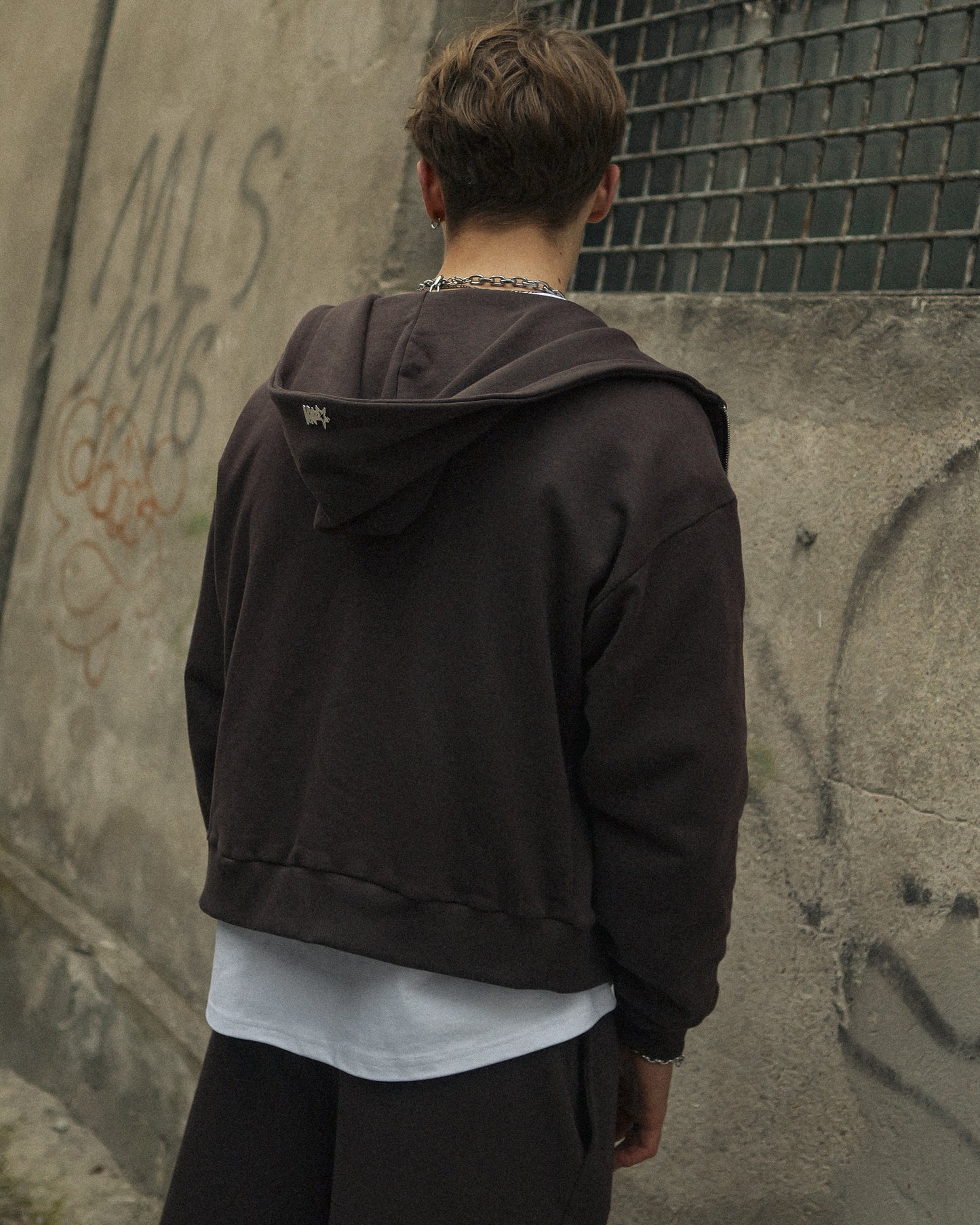 BASIC BROWN ZIPPED HOODIE